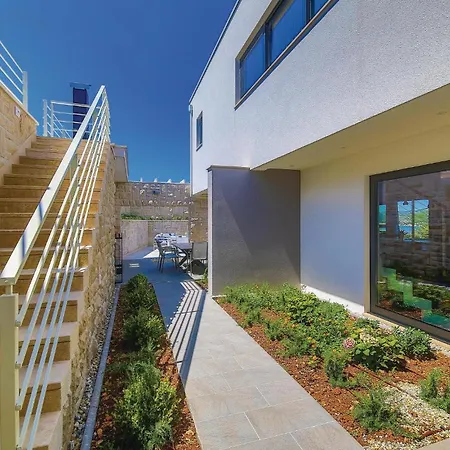 Dom wakacyjny Beautiful In Seget Vranjca *