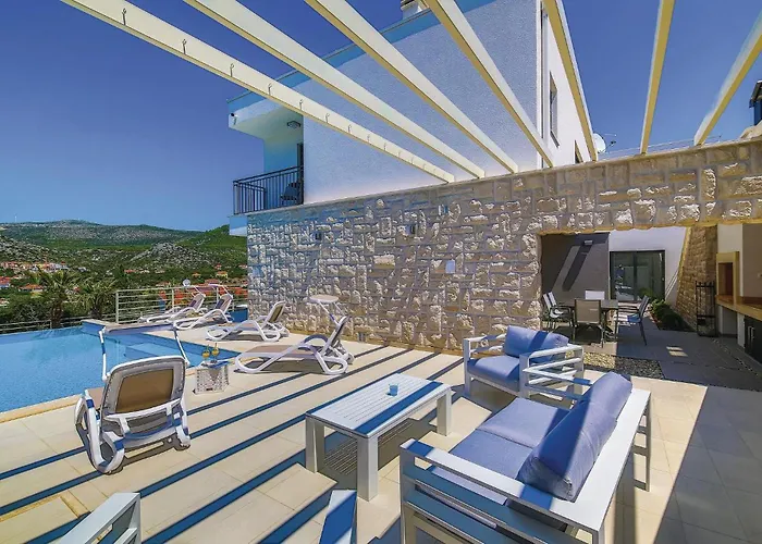 Dom wakacyjny Beautiful In Seget Vranjca *