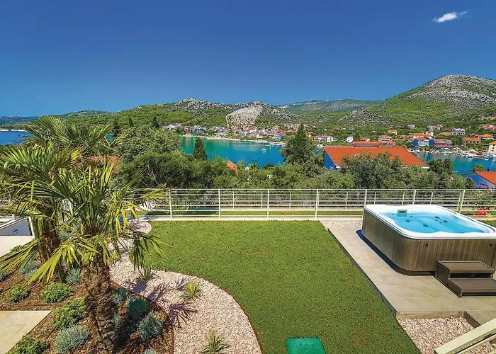 Dom wakacyjny Beautiful In Seget Vranjca *